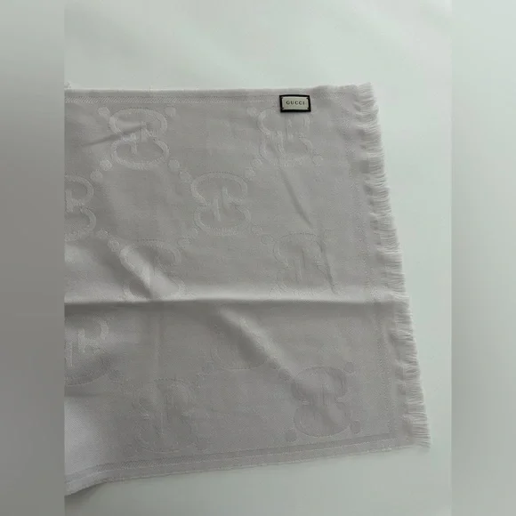Gucci light grey scarf, pre owned. Excellent condition. - Picture 8 of 10
